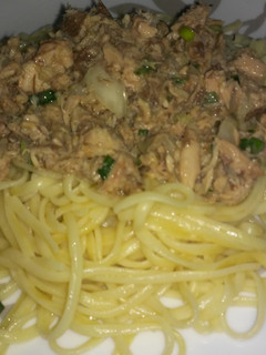 Una foto de Pasta con salsa de pescado envasado
