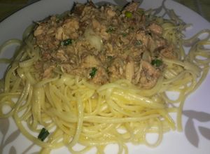 Una foto de Pasta con salsa de pescado envasado