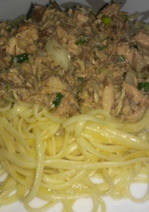 Una foto de Pasta con salsa de pescado envasado
