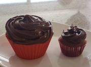 Una foto de muffins de chocolate