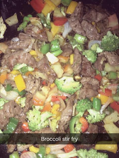 A picture of Steak and broccoli 🥦 stir fry.