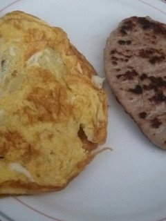 Una foto de Hamburguesa de pavo con tortilla francesa y queso semi