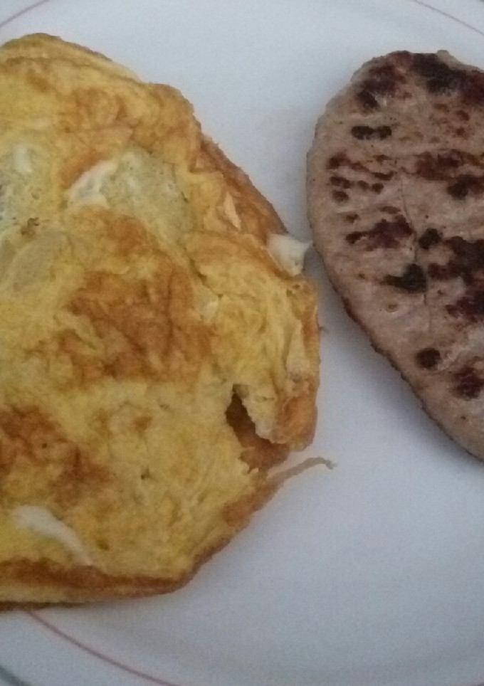 Una foto de Hamburguesa de pavo con tortilla francesa y queso semi
