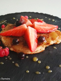 Una foto de Tortita de yogur natural, frutos rojos y miel