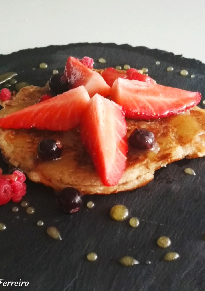 Una foto de Tortita de yogur natural, frutos rojos y miel