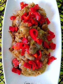 Una foto de Col al vapor con habas lombardas y sofrita de curry panang