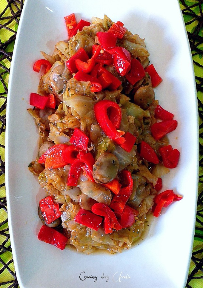 Una foto de Col al vapor con habas lombardas y sofrita de curry panang