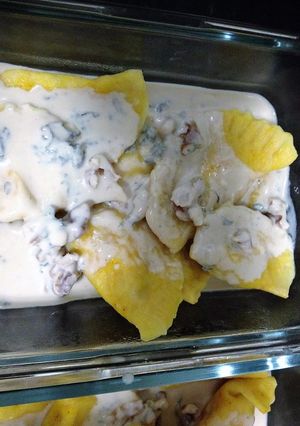 Una foto de Ravioli casero relleno de calabaza con salsa roquefort