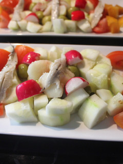 Una foto de Ensalada de pepino, paraguayos y boquerones en vinagre