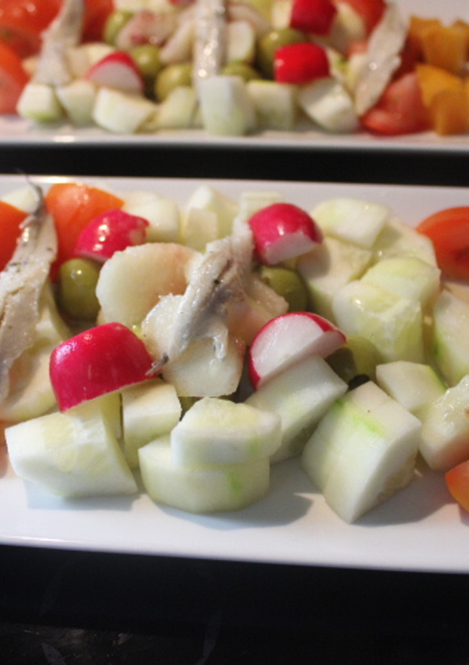 Una foto de Ensalada de pepino, paraguayos y boquerones en vinagre