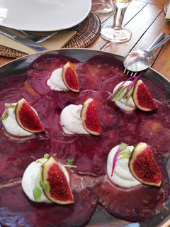 Una foto de Carpaccio de remolacha con crema de queso especiada e higos