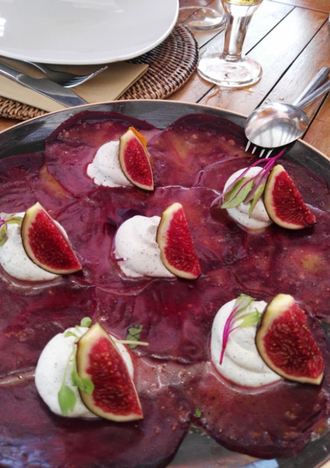 Una foto de Carpaccio de remolacha con crema de queso especiada e higos
