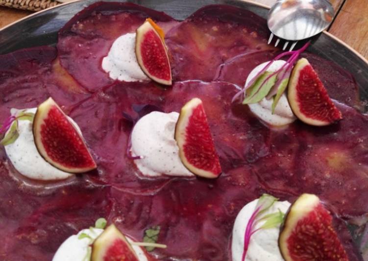 Carpaccio de remolacha con crema de queso especiada e higos