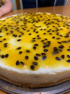 Una foto de Cheesecake de maracuyá