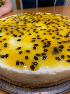 Una foto de Cheesecake de maracuyá