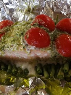 Una foto de Salmón a la papillote con pesto