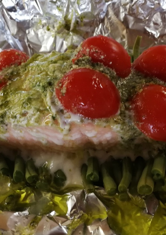 Una foto de Salmón a la papillote con pesto
