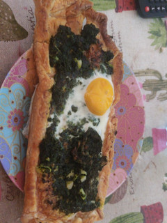 Una foto de Hojaldre de espinaca huevo y queso