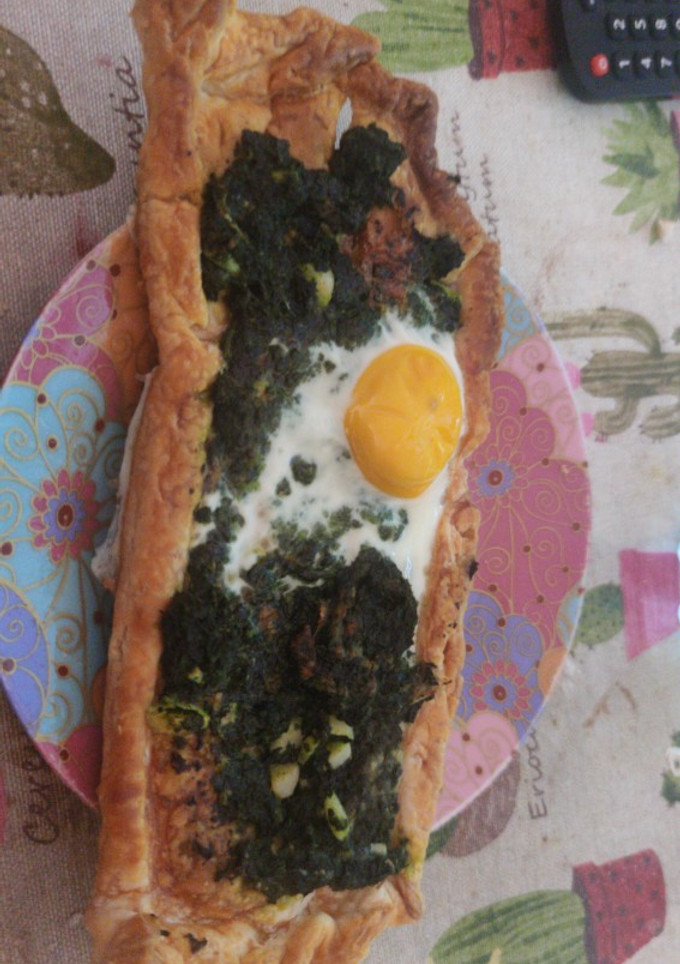 Una foto de Hojaldre de espinaca huevo y queso