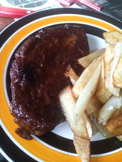 Una foto de Bifes de seitán con papas fritas