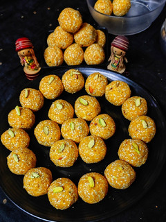 बेसन तिल लङ्डू (Besan til laddu recipe in Hindi) रेसिपी मुख्य फोटो