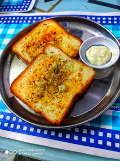 गार्लिक ब्रेड चीज़ डिप के साथ (garlic bread cheese dip ke sath recipe in Hindi) रेसिपी मुख्य फोटो