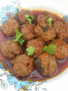 Una foto de Albóndigas caseras de pescados con salsa