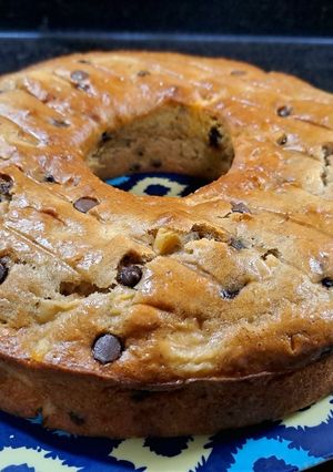 Una foto de Torta matera de bananas con manzanas y chips de chocolate