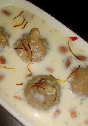 A picture of Dudh pitha.
