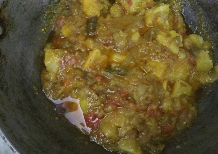 Steps to Prepare Homemade Eggplant and potato curry