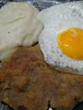Milanesa a caballo con puré cremoso