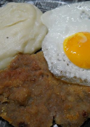 Una foto de Milanesa a caballo con puré cremoso
