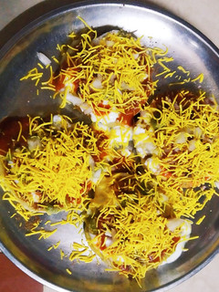 (આલુ ટીક્કી ચાટ)(Aalu Tikki Chaat Recipe in Gujarati) રેસીપી મુખ્ય ફોટો