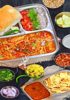 પુનેરી મિસળ (Puneri Misal Recipe In Gujarati) રેસીપી મુખ્ય ફોટો