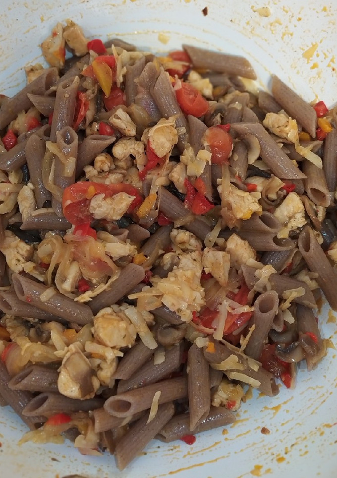 Una foto de Macarrones de trigo de sarraceno con pollo y verduras