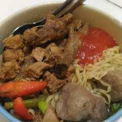A picture of Mie ayam ceker homemade.