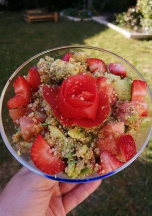 Une photo de 🥑Salade Quinoa Fraise Avocat Tomate