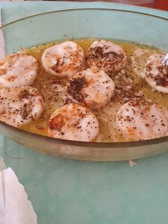 Una foto de Merluza con patatas y caldo al horno