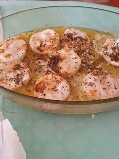 Una foto de Merluza con patatas y caldo al horno