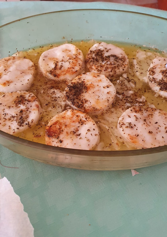 Una foto de Merluza con patatas y caldo al horno