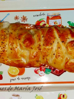 Una foto de Trenza rellena de salmón y queso