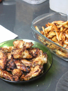 Una foto de Alitas de pollo y patatas fritas, casi sin aceite