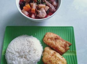 Hình của món Cá basa phile chiên sả ớt ăn kèm với canh Súp tứ vị xương gà.
