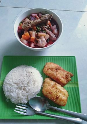 Hình của món Cá basa phile chiên sả ớt ăn kèm với canh Súp tứ vị xương gà.