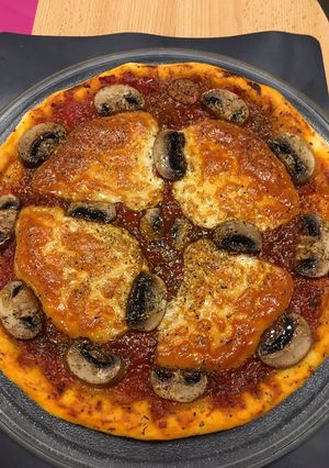 Une photo de Pizza au fromage champignons de Paris