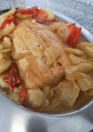 Una foto de Salmón al horno con patatas panaderas