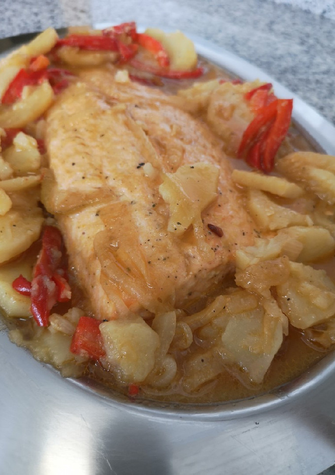 Una foto de Salmón al horno con patatas panaderas