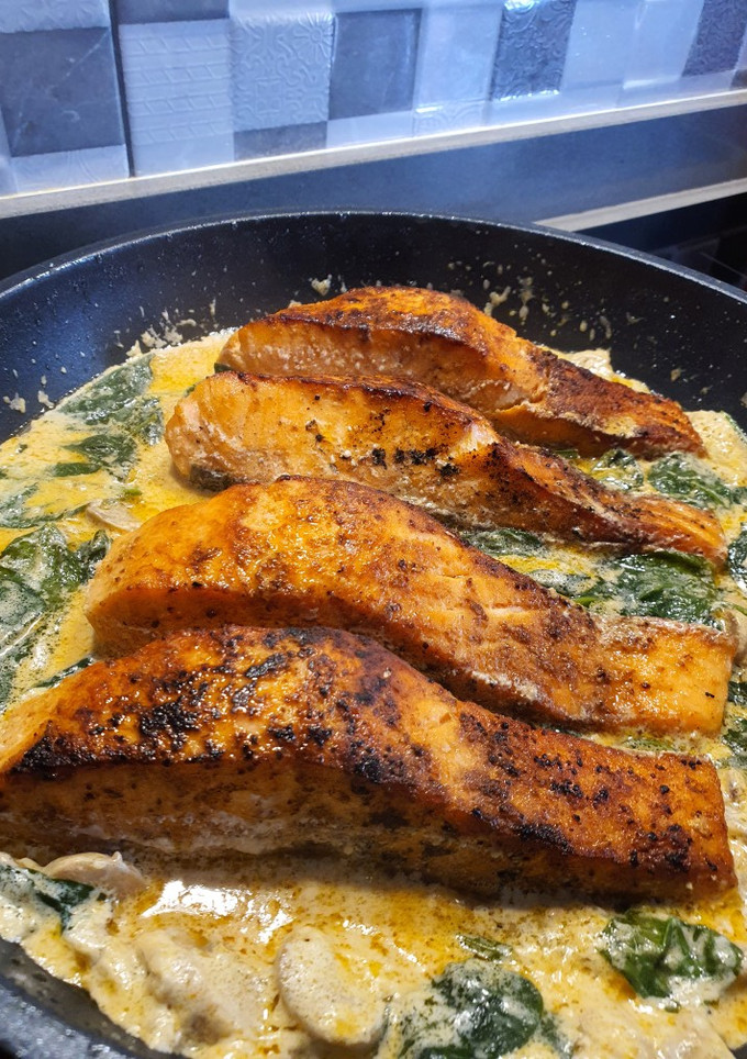 Una foto de Salmón en salsa cremosa con espinacas baby