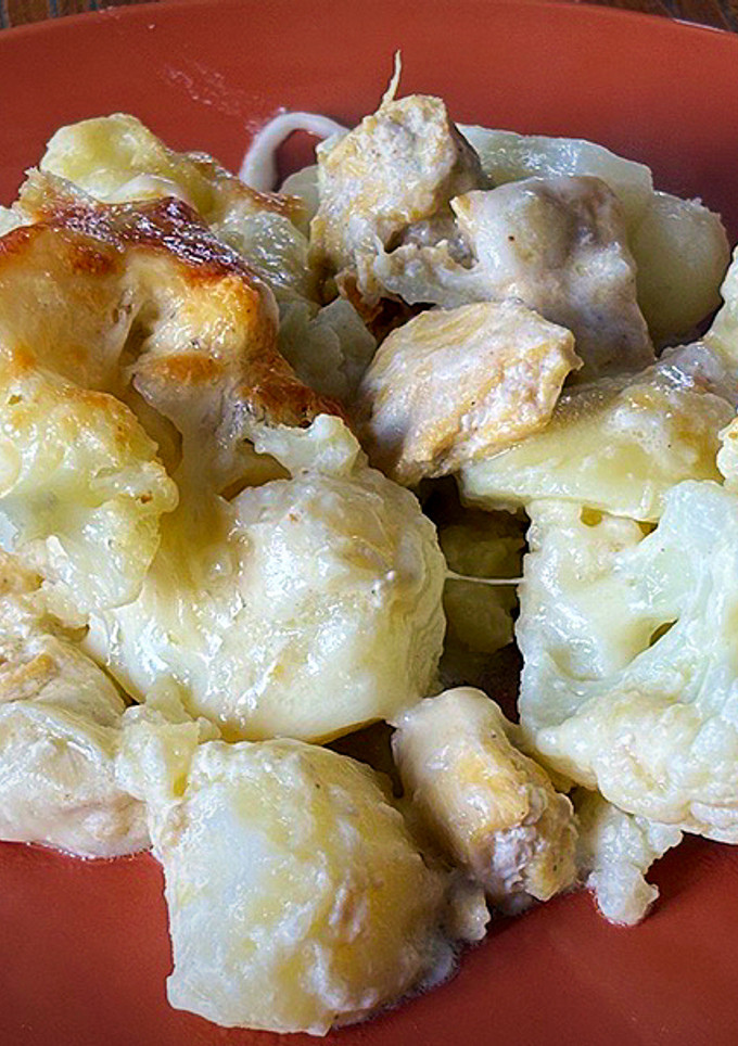 Una foto de Pollo con patatas y coliflor