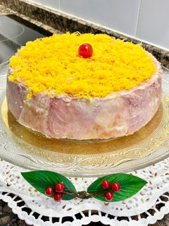 Una foto de Pastel frío de jamón, queso y huevo hilado